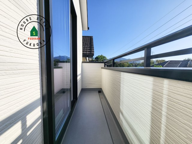 糸島市前原中央3丁目第1-3棟（2号棟）の外観：施工例|風をしっかりと感じられるバルコニーでは、毎日が洗濯日和です。広々としているので洗濯も楽しくなるでしょうし、気分転換にバルコニーからの眺めを楽しむのもいいでしょう。