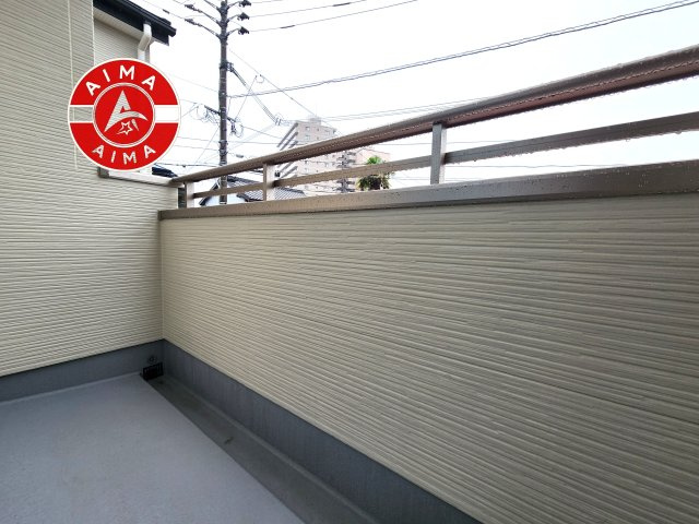 糸島市前原中央3丁目第1-3棟（2号棟）のバルコニー|風をしっかりと感じられるバルコニーでは、毎日が洗濯日和です。広々としているので洗濯も楽しくなるでしょうし、気分転換にバルコニーからの眺めを楽しむのもいいでしょう。