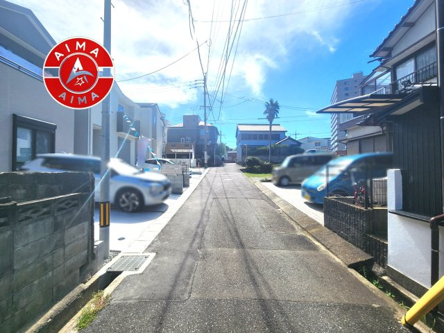 糸島市前原中央3丁目第1-3棟（2号棟）の前面道路含む現地写真|前面道路は閑静な住宅地をはしる車通りの少ない道路。お車の出し入れが苦手なママや小さなお子様にも安心ですね。しっかり舗装もされているので、ベビーカーや自転車で通っても快適に通行できます。