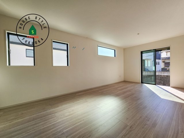 糸島市前原中央3丁目第1-3棟（2号棟）の内観：施工例|ご家族を近くに感じられる対面キッチンのLDK。会話もはずみそうですね。