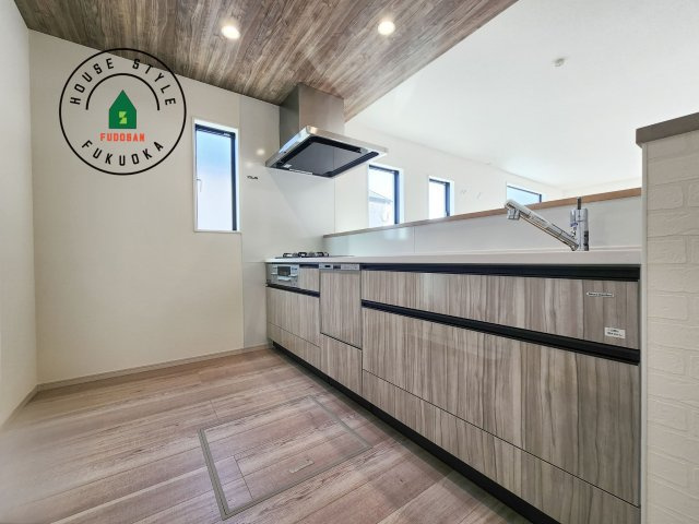 糸島市前原中央3丁目第1-3棟（2号棟）の内観：施工例|ダイニングテーブルへの配膳がラクラク、お料理はかどるカウンター付きシステムキッチン！