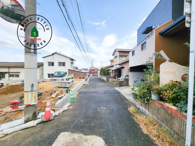 糸島市前原中央3丁目第1-3棟（3号棟）の前面道路含む現地写真|前面道路は閑静な住宅地をはしる車通りの少ない道路。お車の出し入れが苦手なママや小さなお子様にも安心ですね。しっかり舗装もされているので、ベビーカーや自転車で通っても快適に通行できます。