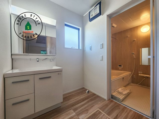 糟屋郡篠栗町中央6丁目第3-1棟（1号棟）の脱衣所|ゆとりの洗面スペースで朝の身支度もスムーズに。暮らしを快適に変えるシャワー付洗面台です！