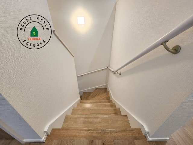 糟屋郡篠栗町中央6丁目第3-1棟（1号棟）の内装|階段からも明るい光が入ります。採光や通風も階段の重要な役割です。