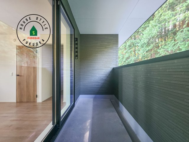 糟屋郡篠栗町中央6丁目第3-1棟（1号棟）のバルコニー|風をしっかりと感じられるバルコニーでは、毎日が洗濯日和です。広々としているので洗濯も楽しくなるでしょうし、気分転換にバルコニーからの眺めを楽しむのもいいでしょう。