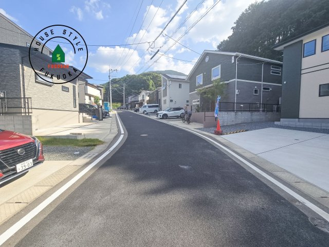 糟屋郡篠栗町中央6丁目第3-1棟（1号棟）の前面道路含む現地写真|前面道路は閑静な住宅地をはしる車通りの少ない道路。お車の出し入れが苦手なママや小さなお子様にも安心ですね。しっかり舗装もされているので、ベビーカーや自転車で通っても快適に通行できます。