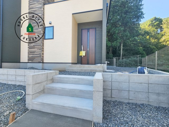 糟屋郡篠栗町中央6丁目第3-1棟（1号棟）の玄関|おでかけの時も帰った時も、「我が家」を最初に感じでもらえる素敵な空間に。