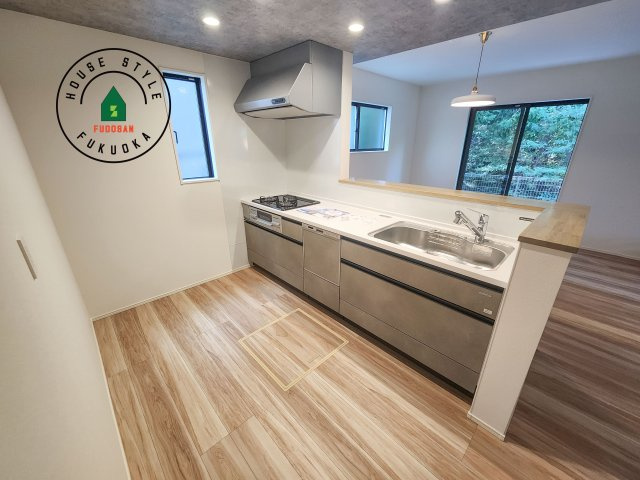 糟屋郡篠栗町中央6丁目第3-1棟（1号棟）のキッチン|ダイニングテーブルへの配膳がラクラク、お料理はかどるカウンター付きシステムキッチン！