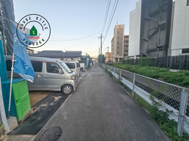 福岡市南区曰佐5丁目第3-2棟(1号棟)の前面道路含む現地写真|前面道路は閑静な住宅地をはしる車通りの少ない道路。お車の出し入れが苦手なママや小さなお子様にも安心ですね。しっかり舗装もされているので、ベビーカーや自転車で通っても快適に通行できます。
