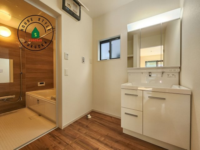 春日市弥生7丁目第1-3棟(1号棟)の脱衣所|ゆとりの洗面スペースで朝の身支度もスムーズに。暮らしを快適に変えるシャワー付洗面台です！