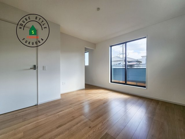 春日市弥生7丁目第1-3棟(1号棟)の寝室|主寝室には収納力に優れたクローゼットがありますので、お部屋もすっきり片付きます。