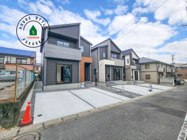 春日市弥生7丁目第1-3棟(1号棟)の前面道路含む現地写真|見学の時間などお気軽にお問い合わせ下さい。