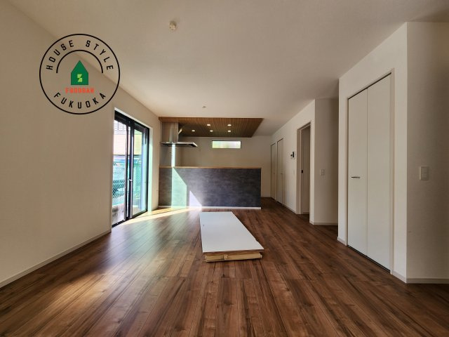 春日市弥生7丁目第1-3棟(1号棟)の居間・リビング|ご家族を近くに感じられる対面キッチンのLDK。会話もはずみそうですね。