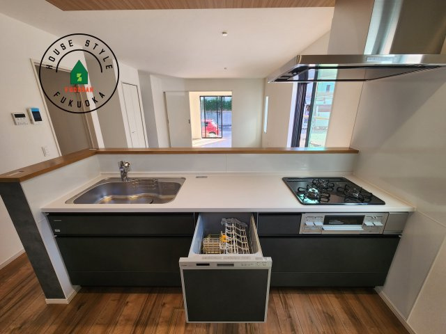 春日市弥生7丁目第1-3棟(1号棟)のキッチン|キッチン。グリル・食器洗い乾燥機・浄水器も完備。