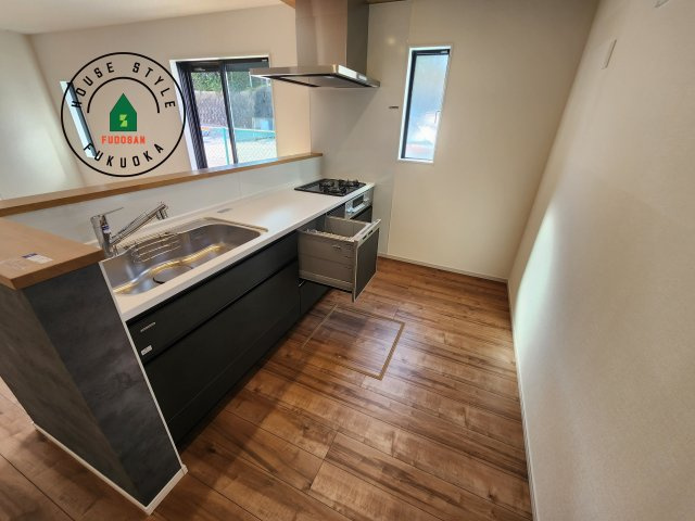 春日市弥生7丁目第1-3棟(1号棟)のキッチン|ダイニングテーブルへの配膳がラクラク、お料理はかどるカウンター付きシステムキッチン！