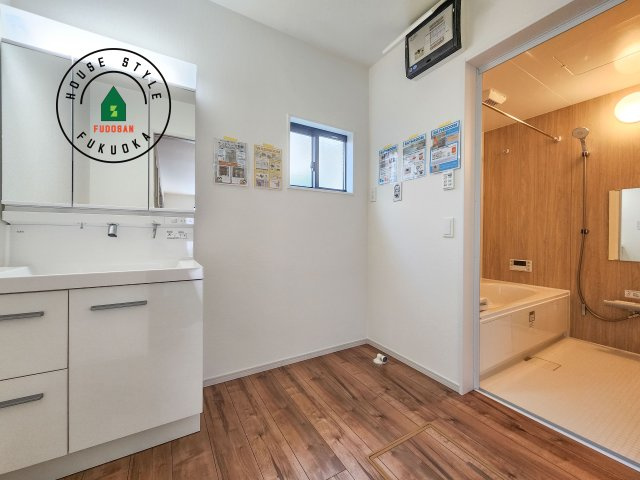 春日市弥生7丁目第1-3棟(2号棟)の脱衣所|ゆとりの洗面スペースで朝の身支度もスムーズに。暮らしを快適に変えるシャワー付洗面台です！