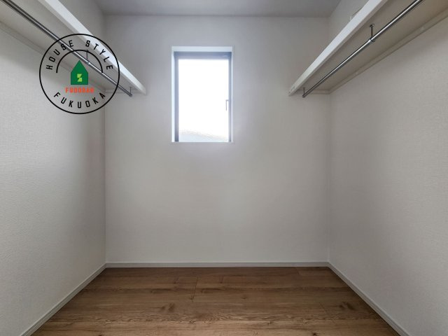 春日市弥生7丁目第1-3棟(2号棟)の収納|洋服や大きな荷物が多い方や人数の多いご家族などは、一般的なクローゼットよりもウォークインクローゼットのほうが使い勝手が良いです。