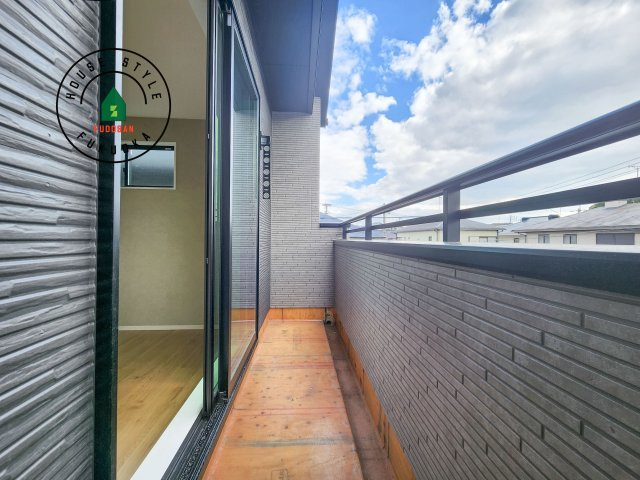 春日市弥生7丁目第1-3棟(2号棟)のバルコニー|風をしっかりと感じられるバルコニーでは、毎日が洗濯日和です。広々としているので洗濯も楽しくなるでしょうし、気分転換にバルコニーからの眺めを楽しむのもいいでしょう。