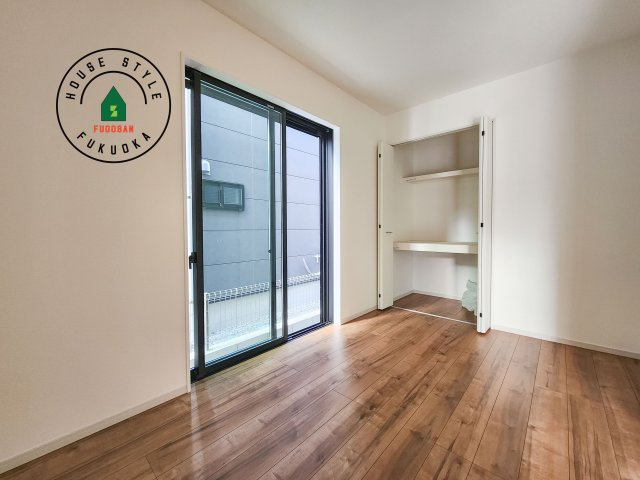 春日市弥生7丁目第1-3棟(2号棟)の洋室|落ち着いた色調の洋室です。