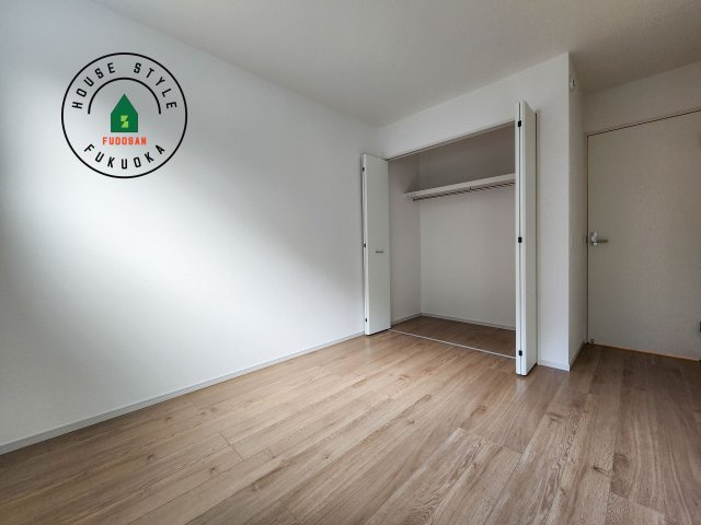 春日市弥生7丁目第1-3棟(2号棟)の子供部屋|柔らかい陽光が差し込む明るいお部屋を演出する設計。彩光の取れる窓が気持ちの良いお部屋を創り上げます。