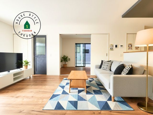 春日市弥生7丁目第1-3棟(2号棟)の居間・リビング|明るく開放的なリビングダイニングは豊かな陽光が注ぎ込み、やすらぎの空間を演出してくれます。ご家族で楽しいひとときをお過ごし下さい。※家具はCGを合成したものです。