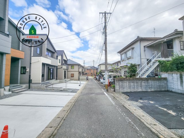 春日市弥生7丁目第1-3棟(2号棟)の前面道路含む現地写真|前面道路は閑静な住宅地をはしる車通りの少ない道路。お車の出し入れが苦手なママや小さなお子様にも安心ですね。しっかり舗装もされているので、ベビーカーや自転車で通っても快適に通行できます。