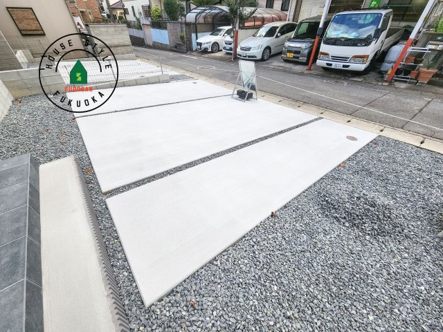 春日市弥生7丁目第1-3棟(2号棟)の駐車場|広々した駐車場になります。3台並列駐車となります。