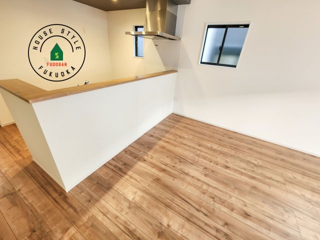 春日市弥生7丁目第1-3棟(2号棟)のダイニング|キッチンから立ち込める香りが今日の料理を期待させます。