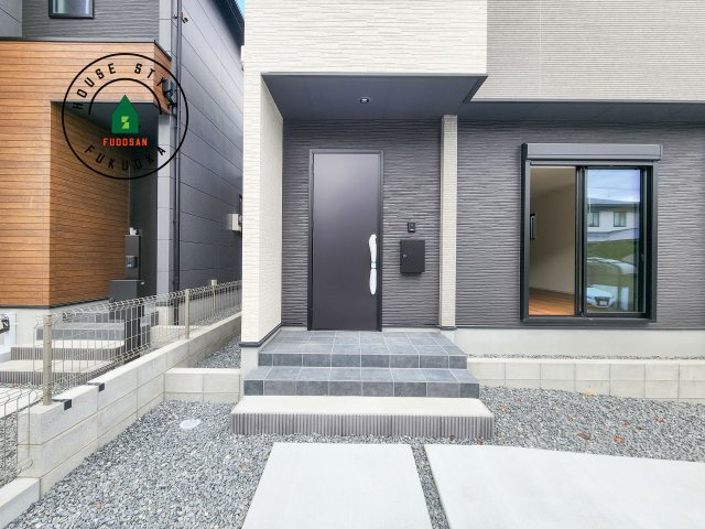 春日市弥生7丁目第1-3棟(2号棟)の玄関|おでかけの時も帰った時も、「我が家」を最初に感じでもらえる素敵な空間に。