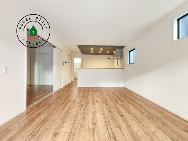 春日市弥生7丁目第1-3棟(2号棟)の居間・リビング|ご家族を近くに感じられる対面キッチンのLDK。会話もはずみそうですね。