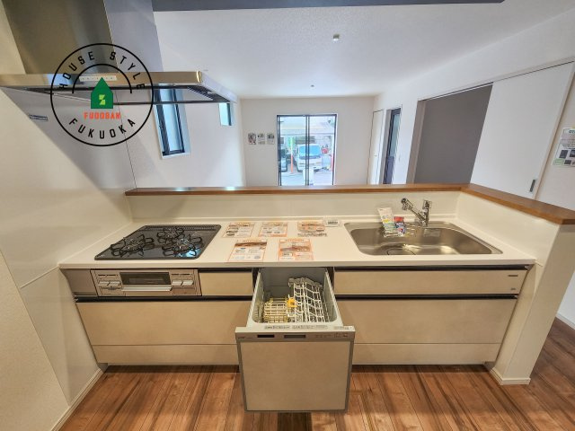 春日市弥生7丁目第1-3棟(2号棟)のキッチン|キッチン。グリル・食器洗い乾燥機・浄水器も完備。
