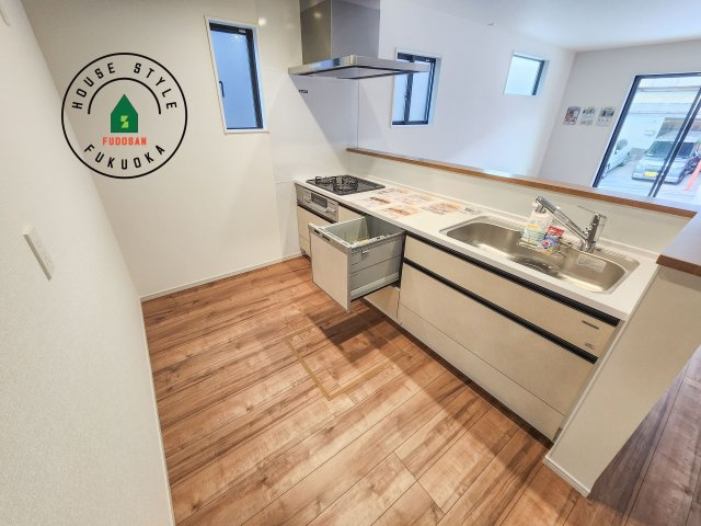 春日市弥生7丁目第1-3棟(2号棟)のキッチン|ダイニングテーブルへの配膳がラクラク、お料理はかどるカウンター付きシステムキッチン！