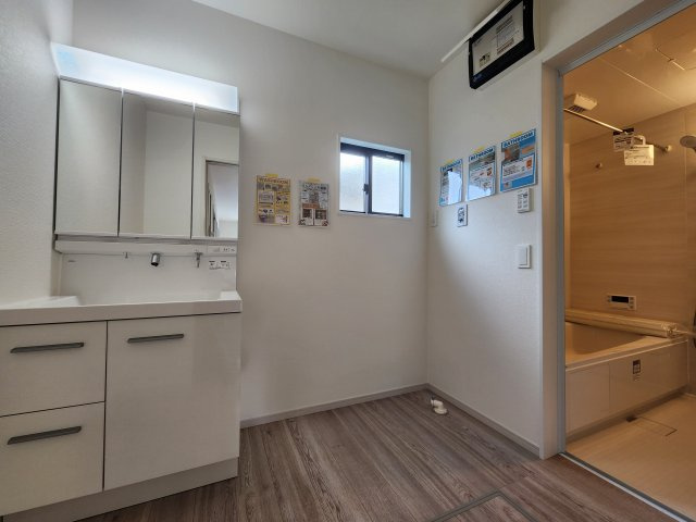 春日市弥生7丁目第1-3棟(3号棟)の脱衣所|ゆとりの洗面スペースで朝の身支度もスムーズに。暮らしを快適に変えるシャワー付洗面台です！