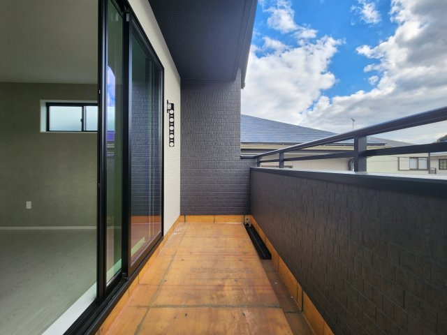 春日市弥生7丁目第1-3棟(3号棟)のバルコニー|風をしっかりと感じられるバルコニーでは、毎日が洗濯日和です。広々としているので洗濯も楽しくなるでしょうし、気分転換にバルコニーからの眺めを楽しむのもいいでしょう。