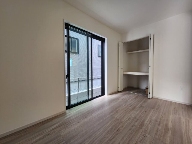 春日市弥生7丁目第1-3棟(3号棟)の子供部屋|柔らかい陽光が差し込む明るいお部屋を演出する設計。彩光の取れる窓が気持ちの良いお部屋を創り上げます。