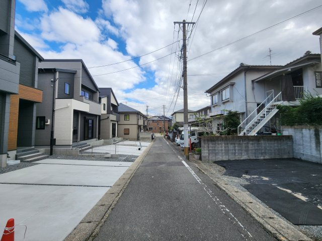 春日市弥生7丁目第1-3棟(3号棟)の前面道路含む現地写真|前面道路は閑静な住宅地をはしる車通りの少ない道路。お車の出し入れが苦手なママや小さなお子様にも安心ですね。しっかり舗装もされているので、ベビーカーや自転車で通っても快適に通行できます。