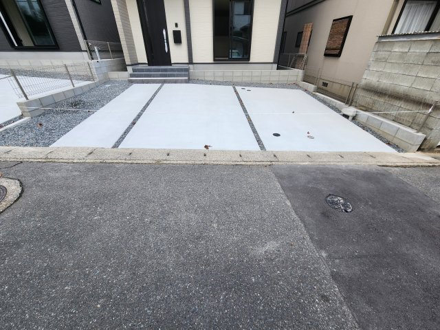 春日市弥生7丁目第1-3棟(3号棟)の駐車場|広々した駐車場になります。3台並列駐車となります。