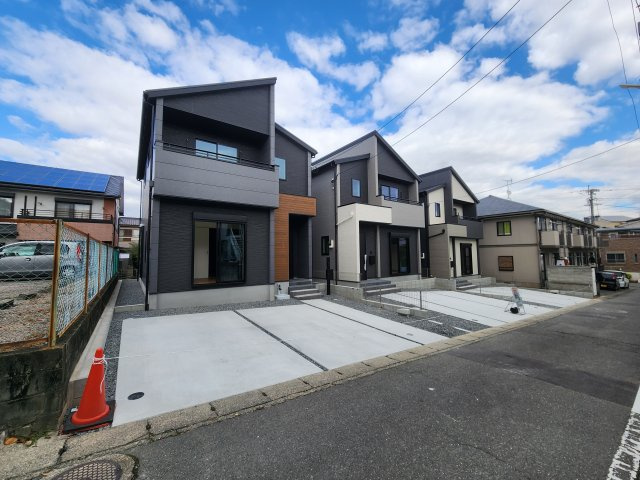 春日市弥生7丁目第1-3棟(3号棟)の前面道路含む現地写真|見学の時間などお気軽にお問い合わせ下さい。