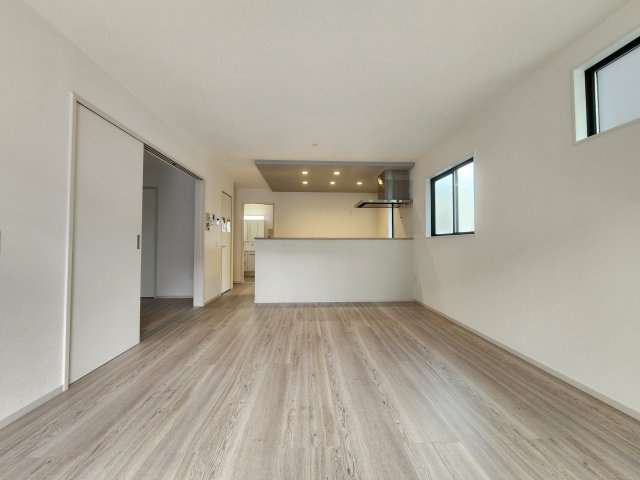 春日市弥生7丁目第1-3棟(3号棟)の居間・リビング|ご家族を近くに感じられる対面キッチンのLDK。会話もはずみそうですね。