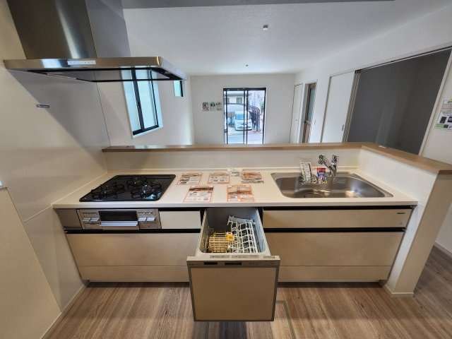 春日市弥生7丁目第1-3棟(3号棟)のキッチン|キッチン。グリル・食器洗い乾燥機・浄水器も完備。