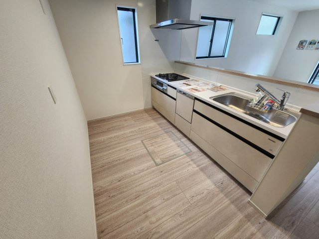 春日市弥生7丁目第1-3棟(3号棟)のキッチン|ダイニングテーブルへの配膳がラクラク、お料理はかどるカウンター付きシステムキッチン！