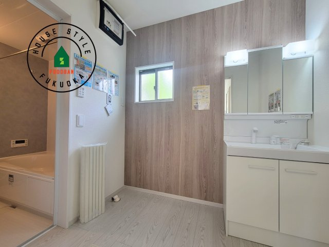 春日市松ヶ丘3丁目第1-2棟(1号棟)の脱衣所|ゆとりの洗面スペースで朝の身支度もスムーズに。暮らしを快適に変えるシャワー付洗面台です！