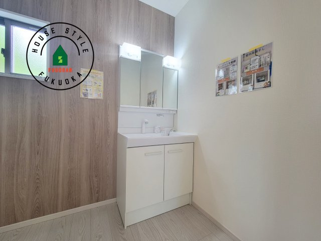 春日市松ヶ丘3丁目第1-2棟(1号棟)の独立洗面台|毎日使うものだから清潔な空間を保ちたい水回り。洗面にはそんな願いを解消させてくれる収納アイデアが満載です。三面鏡の裏側にはキャビネットが現れ小物から背の高い物まで収納できます。