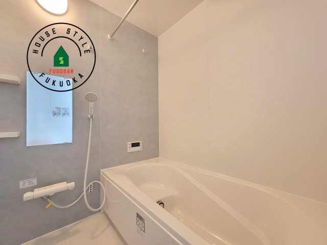 春日市松ヶ丘3丁目第1-2棟(1号棟)の浴室|1日の疲れを癒してくれる広々バスルーム。雨の日のお洗濯にも大活躍な浴室乾燥機付です！