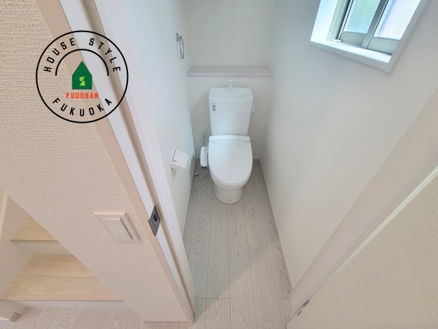 春日市松ヶ丘3丁目第1-2棟(1号棟)のトイレ|温水洗浄便座を完備しております。2ヶ所にトイレがあるのは朝の慌ただしい時間も安心です。