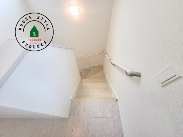 春日市松ヶ丘3丁目第1-2棟(1号棟)の内装|＜手すり付階段＞手すりがないと階段の昇り降りで危険なことはもちろん、壁に手をつきながら歩くことで壁紙が汚れやすくなります。すべての方に快適に昇り降りしていただくため、手すりを設置しました。