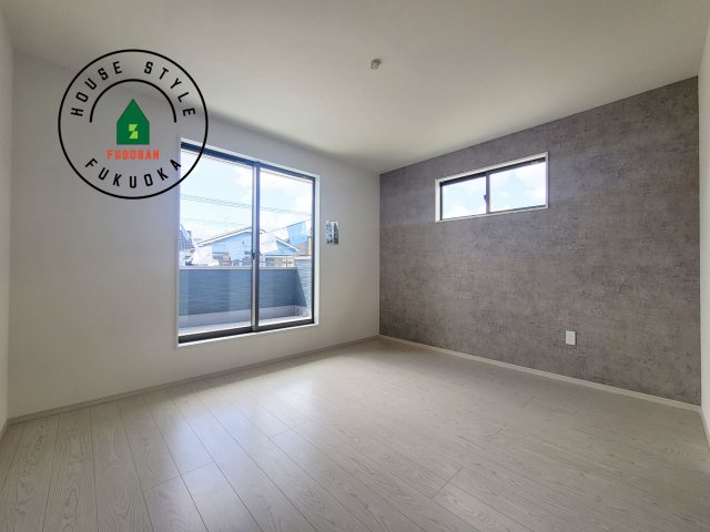 春日市松ヶ丘3丁目第1-2棟(1号棟)の寝室|主寝室には収納力に優れたクローゼットがありますので、お部屋もすっきり片付きます。