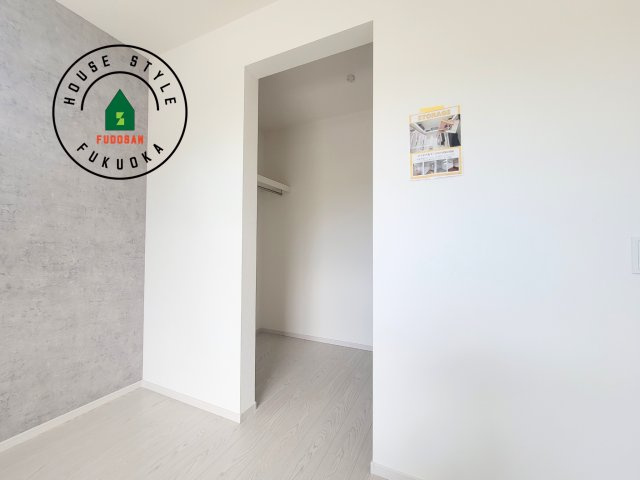 春日市松ヶ丘3丁目第1-2棟(1号棟)の収納|洋服や大きな荷物が多い方や人数の多いご家族などは、一般的なクローゼットよりもウォークインクローゼットのほうが使い勝手が良いです。