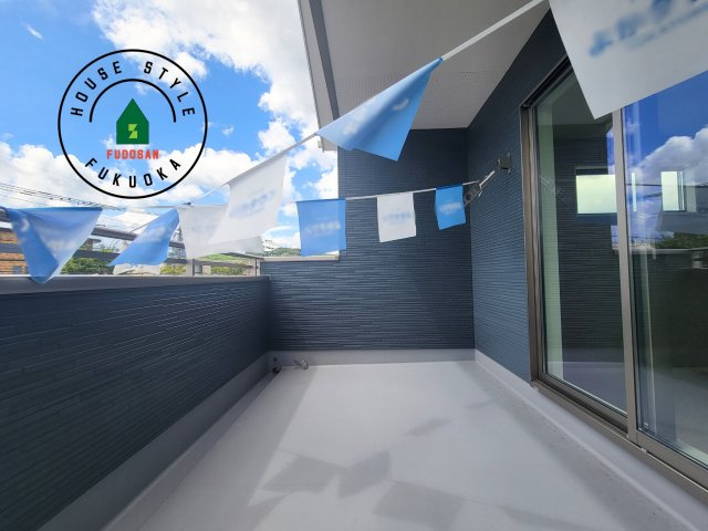 春日市松ヶ丘3丁目第1-2棟(1号棟)のバルコニー|風をしっかりと感じられるバルコニーでは、毎日が洗濯日和です。広々としているので洗濯も楽しくなるでしょうし、気分転換にバルコニーからの眺めを楽しむのもいいでしょう。