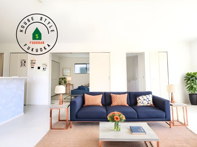 春日市松ヶ丘3丁目第1-2棟(1号棟)の居間・リビング|明るく開放的なリビングダイニングは豊かな陽光が注ぎ込み、やすらぎの空間を演出してくれます。ご家族で楽しいひとときをお過ごし下さい。※家具はCGを合成したものです。